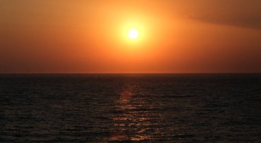 Denizin üzerinde güzel bir gün batımı
