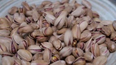 Ağır çekimde düşen Antep fıstığı  