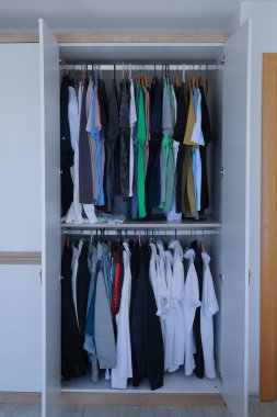 giysileri ile modern dolap