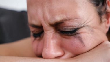 Makyajlı ağlayan bir kadın. Şiddete maruz kalan kadın. depresif kadın