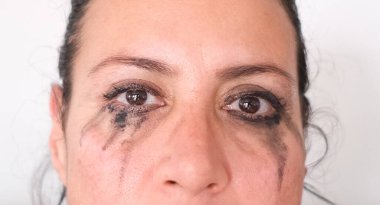 Makyajlı ağlayan bir kadın. Şiddete maruz kalan kadın. depresif kadın