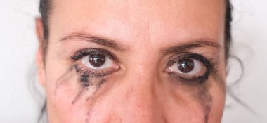 Makyajlı ağlayan bir kadın. Şiddete maruz kalan kadın. depresif kadın