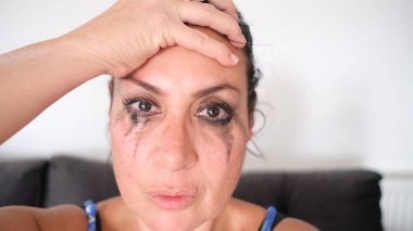 Makyajlı ağlayan bir kadın. Şiddete maruz kalan kadın. depresif kadın