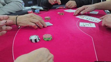 Poker masasındaki oyuncular