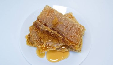 bal doğal bal peteklerinin üzerinden akıyor.