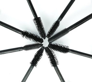 Beyaz arkaplanda çeşitli rimel fırçaları