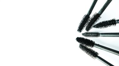 Beyaz arkaplanda çeşitli rimel fırçaları