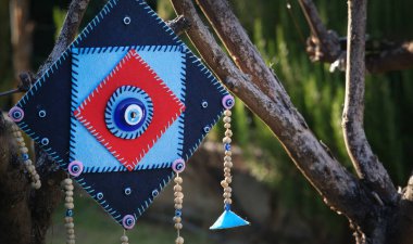 Otantik bahçe ağacı süsü nazar boncuğu.