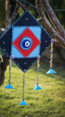 Otantik bahçe ağacı süsü nazar boncuğu.