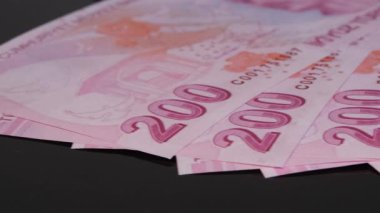 Türk banknotları siyah arkaplanda dönüyor