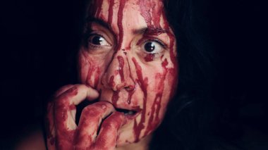 Kanla kaplı bir kadının dehşet anları. Korku, savaş, şiddet, korku, cinayet veya zihinsel sorunlar kavramı