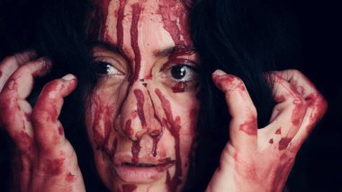 Kanla kaplı bir kadının dehşet anları. Korku, savaş, şiddet, korku, cinayet veya zihinsel sorunlar kavramı