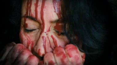 Kanla kaplı bir kadının dehşet anları. Korku, savaş, şiddet, korku, cinayet veya zihinsel sorunlar kavramı