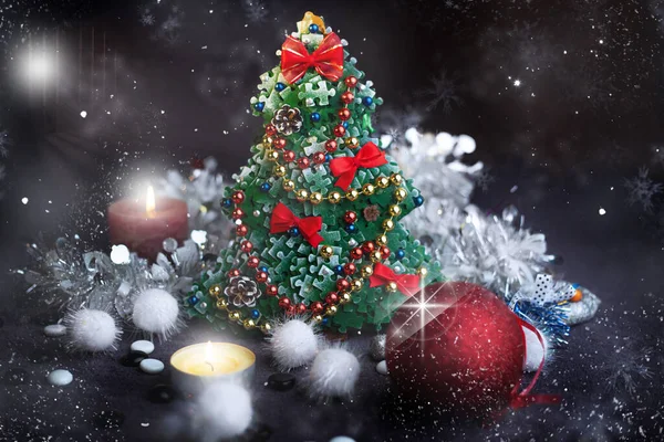 Albero Natale Decorato Creativo Candele Luminose Con Palle Neve Comfort — Foto Stock