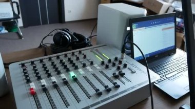 Ses kontrol sistemi. Profesyonel eller ses mikseri üzerinde çalışıyor. denetleyici Müzik Paneli karıştırıcı Ses Sistemi İşleten Işık Denetleyici Müzik Paneli Karıştırıcı Ses Sistemi