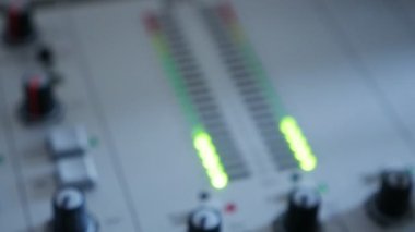 Ses kontrol sistemi. Profesyonel eller ses mikseri üzerinde çalışıyor. denetleyici Müzik Paneli karıştırıcı Ses Sistemi İşleten Işık Denetleyici Müzik Paneli Karıştırıcı Ses Sistemi