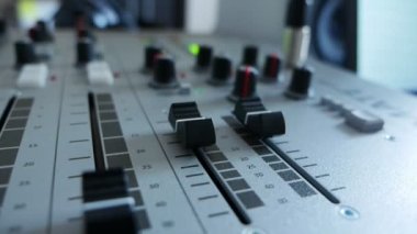Ses kontrol sistemi. Profesyonel eller ses mikseri üzerinde çalışıyor. denetleyici Müzik Paneli karıştırıcı Ses Sistemi İşleten Işık Denetleyici Müzik Paneli Karıştırıcı Ses Sistemi