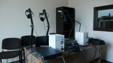 Ses kontrol sistemi. Profesyonel eller ses mikseri üzerinde çalışıyor. denetleyici Müzik Paneli karıştırıcı Ses Sistemi İşleten Işık Denetleyici Müzik Paneli Karıştırıcı Ses Sistemi