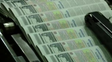 Kağıt üretim makinesi. Gazete ve dergi yaratmak için basım evi. makine kağıt üretir. İkincil kaynakların işlenmesi için gazete dükkânı ve üretimi. Kağıt geri dönüşümü. Büyük