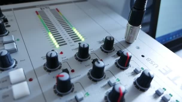 音制御システムだ 専門家は オーディオミキサーで作業を手 コントローラー音楽パネルミキサーコンソールサウンドシステムオペレーティングシステムライトコントローラー音楽パネルミキサーコンソールサウンドシステムオペレーティングシステム — ストック動画