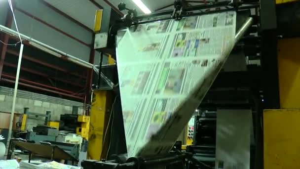 新聞や雑誌の作成のための印刷所 マシンは紙を作る 新聞の製造 販売二次資源の処理 紙のリサイクル 大きい — ストック動画