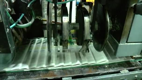 新聞や雑誌の作成のための印刷所 マシンは紙を作る 新聞の製造 販売二次資源の処理 紙のリサイクル 大きい — ストック動画