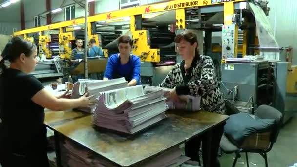 造纸机 印刷厂 用于报纸和杂志的制作 机器造纸 商店和报纸的生产加工次生资源 废纸回收大 — 图库视频影像