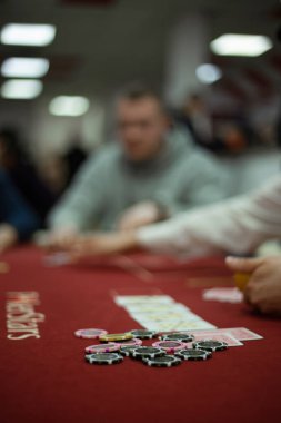 Eylül 2020 'de Ukrayna, Kyiv' de düzenlenen Teksas kulübü poker turnuvası. Texas Holdem taraftarları poker oynamak için bir araya geldiler. Yüksek kalite fotoğraf
