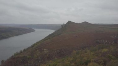 2020 baharında Dniester Ukrayna 'nın yukarısından çekilen görüntüler. Yüksek kıyılı uzun bir nehir. İnsansız hava aracı videosu, kuadkopter, yüksek kalite bit oranı, 4K, ham. Yüksek kalite 4k görüntü