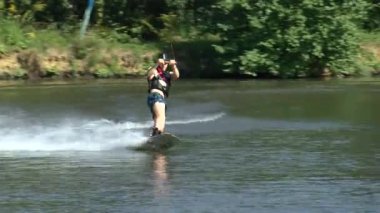 Göl kenarındaki Wakeboardcu Temmuz 2021 'de Ukrayna' daki Zhytomer 'de kalmak üzere trenlere biner. Olağanüstü bir spor. Suya doğru kay. Yüksek kaliteli HD görüntüler