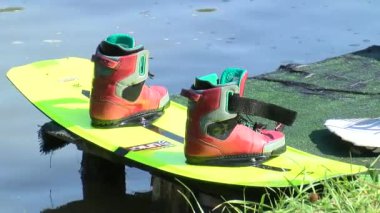 Göl kenarındaki Wakeboardcu Temmuz 2021 'de Ukrayna' daki Zhytomer 'de kalmak üzere trenlere biner. Olağanüstü bir spor. Suya doğru kay. Yüksek kaliteli HD görüntüler