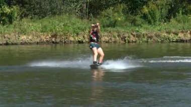 Göl kenarındaki Wakeboardcu Temmuz 2021 'de Ukrayna' daki Zhytomer 'de kalmak üzere trenlere biner. Olağanüstü bir spor. Suya doğru kay. Yüksek kaliteli HD görüntüler