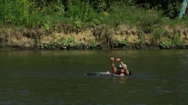 Göl kenarındaki Wakeboardcu Temmuz 2021 'de Ukrayna' daki Zhytomer 'de kalmak üzere trenlere biner. Olağanüstü bir spor. Suya doğru kay. Yüksek kaliteli HD görüntüler