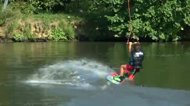 Wakeboarder Στη Λίμνη Τρένα Για Μείνετε Στο Νερό Τον Ιούλιο — Αρχείο Βίντεο