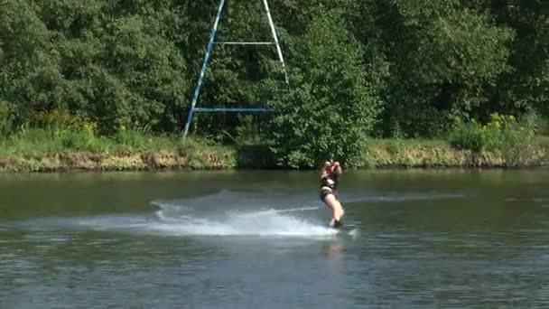 Wakeboarder Στη Λίμνη Τρένα Για Μείνετε Στο Νερό Τον Ιούλιο — Αρχείο Βίντεο