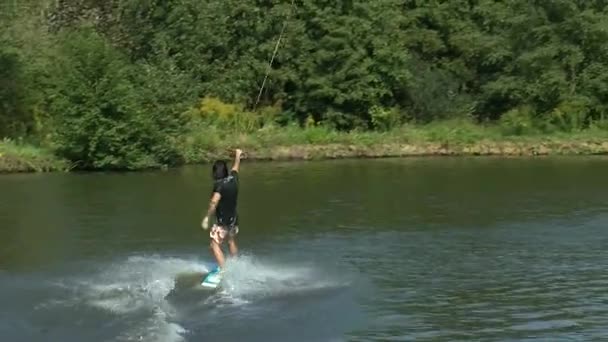 Wakeboarder Auf Dem See Trainiert Juli 2021 Auf Dem Wasser — Stockvideo