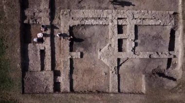 Eski kale mimarisi. Kale müzesinin harika manzarası. resim gibi ve muhteşem bir sahne. Ukrayna 'nın batısındaki ünlü yer Khotyn, Avrupa. Güzellik dünyası. Dünyanın güzelliğini keşfet. hava durumu