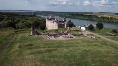 Eski kale mimarisi. Kale müzesinin harika manzarası. resim gibi ve muhteşem bir sahne. Ukrayna 'nın batısındaki ünlü yer Khotyn, Avrupa. Güzellik dünyası. Dünyanın güzelliğini keşfet. hava durumu