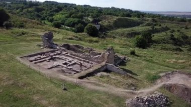 Eski kale mimarisi. Kale müzesinin harika manzarası. resim gibi ve muhteşem bir sahne. Ukrayna 'nın batısındaki ünlü yer Khotyn, Avrupa. Güzellik dünyası. Dünyanın güzelliğini keşfet. hava durumu
