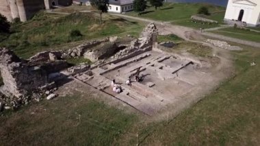 Eski kale mimarisi. Kale müzesinin harika manzarası. resim gibi ve muhteşem bir sahne. Ukrayna 'nın batısındaki ünlü yer Khotyn, Avrupa. Güzellik dünyası. Dünyanın güzelliğini keşfet. hava durumu
