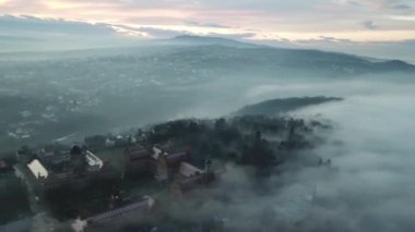 Muhteşem mistik büyüleyici sis manzarası ve dekoratif şehir manzarası, manzaralı mimari, eski tarz, eski usul, hipster retro sisli manzara, sürü halinde kara kuşlar, sisli manzara. Yüksek kalite FullHD