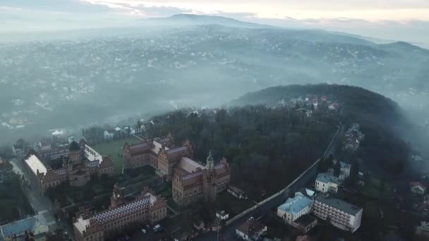 Gorgeous Mystical Mesmerizing Fog View Decorative City Scenic Architecture Old — Vídeos de Stock