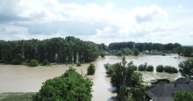 Uzun ve uzun süren sağanak yağış, fırtına ve sağanak yağmurun sonucu. Küresel ısınma Su kıyıları taşırdı. Su döküldü. Felaket! Yüksek kalite 4k görüntü