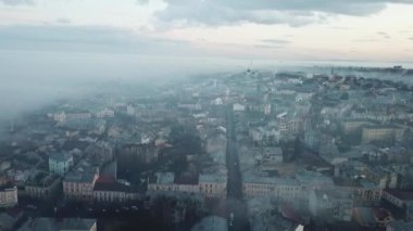 Muhteşem mistik büyüleyici sis manzarası ve dekoratif şehir manzarası, manzaralı mimari, eski tarz, eski usul, hipster retro sisli manzara, sürü halinde kara kuşlar, sisli manzara. Yüksek kalite FullHD