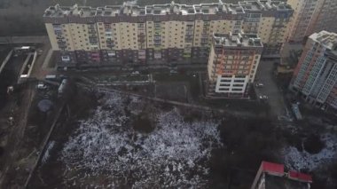 Bir kuadrokopter drone 'dan Şubat 2020' de Zhytomer 'de Ukrayna' da yeni bir şehir binasının yeni binalarına kadar olan yükseklikten bir manzara. Daireler, sokaklar, şehir, mimari. yüksek kalite