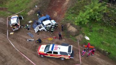 Eylül 2021 'de Chernihiv' de Ukrayna 'da yapılan bir tatbikat sırasında acil servis itfaiyecileri. Kurtarma ekipleri yangını söndürmek ve kurbanlara yardım etmek için eğitildiler. Yüksek kaliteli bithızı 4k