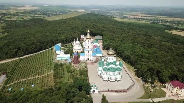 2020年9月にバンチェニ ウクライナで撮影されたバンチェニ修道院教会のトップビュー 高品質のビットレートでドローン撮影用クワッドコプター パノラマ撮影とスローモーション撮影 高品質4K映像 — ストック動画