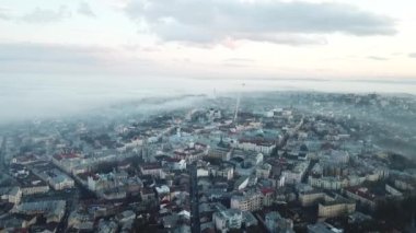 Muhteşem mistik büyüleyici sis manzarası ve dekoratif şehir manzarası, manzaralı mimari, eski tarz, eski usul, hipster retro sisli manzara, sürü halinde kara kuşlar, sisli manzara. Yüksek kalite FullHD