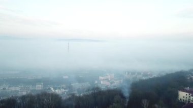 Muhteşem mistik büyüleyici sis manzarası ve dekoratif şehir manzarası, manzaralı mimari, eski tarz, eski usul, hipster retro sisli manzara, sürü halinde kara kuşlar, sisli manzara. Yüksek kalite FullHD