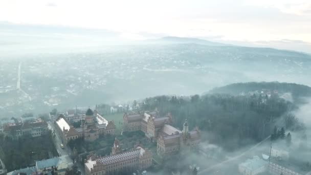 Wunderschöne Mystische Faszinierende Nebelblick Und Dekorative Stadt Malerische Architektur Alten — Stockvideo